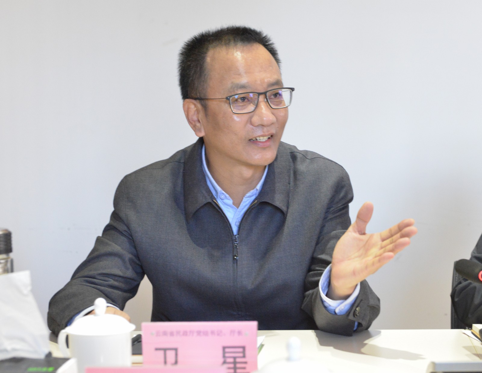 卫星同志在座谈会上讲话.jpg
